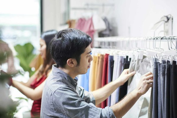 Tendance mode : les pantalons homme Serge Blanco à adopter cette saison