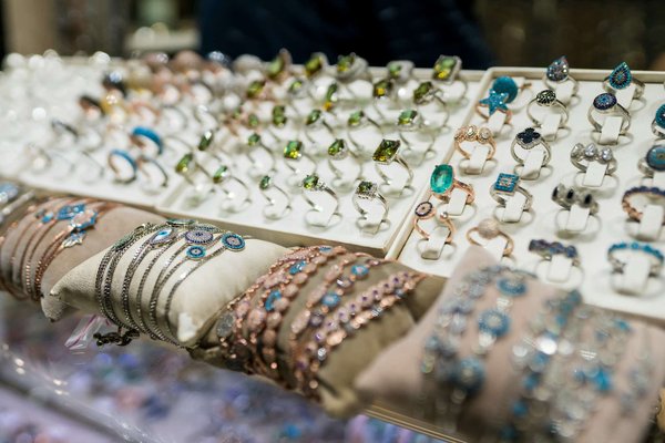 Sublimez vos joyaux avec un présentoir bijoux Coulobre